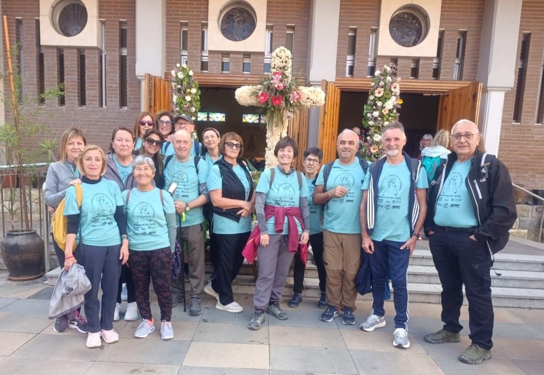 Compañeros de Xino-Xano completan el peregrinaje nocturno hacia la Basílica de Valencia